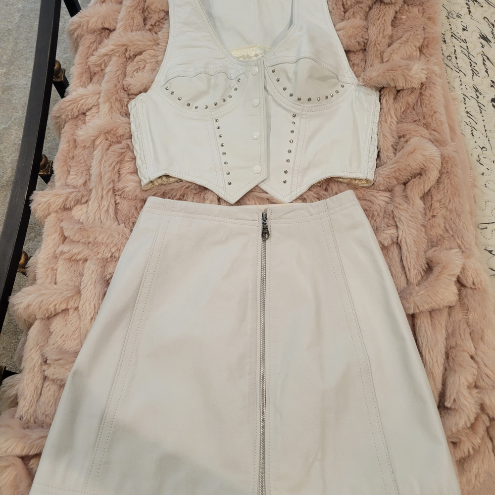 Maxima Cream Mini Skirt with Zipper